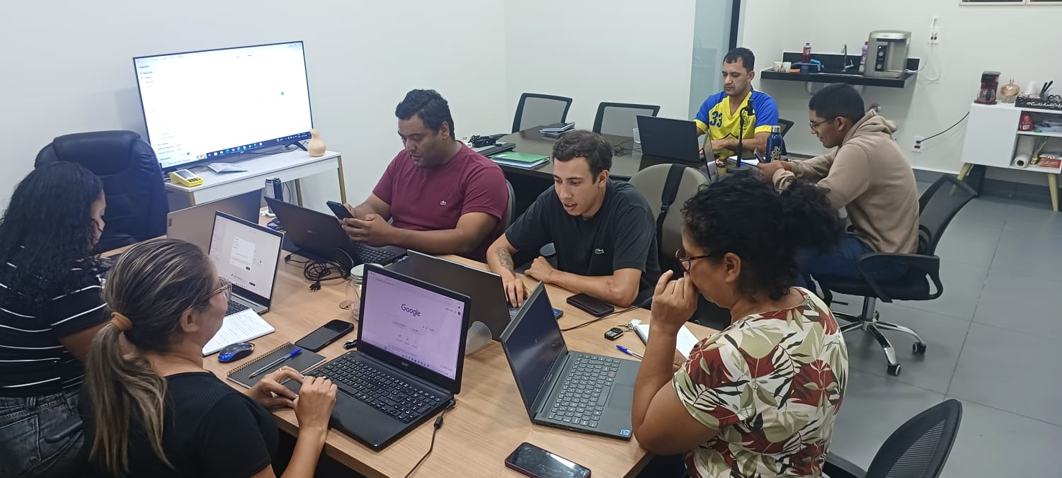 Alunos da NEXO em aula prática de marketing digital